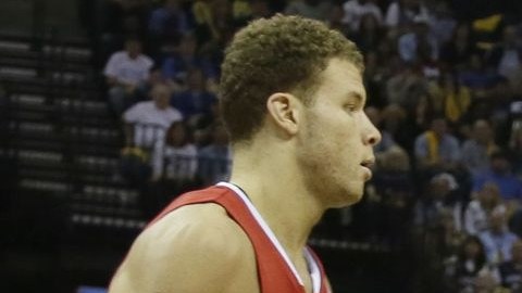 Zach Randolph (50) carga contra la defensa de Blake Griffin.