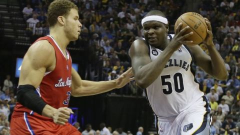 Zach Randolph (50) carga contra la defensa de Blake Griffin.