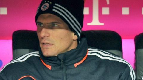 En una foto de archivo se aprecia en la banca a Mario Gómez y a Arjen Robben. Hoy los dos estarían en peligro de salir del Bayern.
