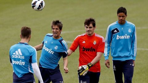 En los campos de entrenamiento de ambos equipos los jugadores lucen relajados.