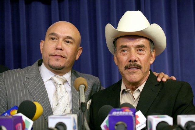 Pedro Rivera con su hijo Gustavo en el homenaje que se le hizo  en LA a Jenni.