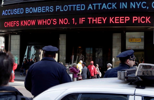 Times Square lucía con mayor resguardo policial ayer mientras los titulares en uno de sus edificios señalaban los planes terroristas contra Manhattan.