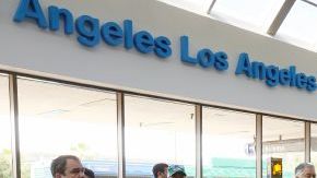 Psajeros esperan en el Aeropuerto Internacional de Los Angeles (LAX).