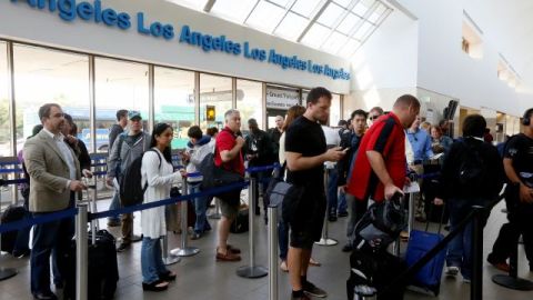 Psajeros esperan en el Aeropuerto Internacional de Los Angeles (LAX).