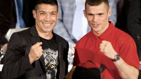 'Maravilla' Martínez (izq.) posa con su oponente, el inglés Martin Murray, con quien peleará el sábado en el Estadio del Vélez Sarsfield.