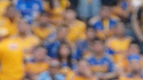 Suazo (i) fue una pesadilla para la zaga felina; aquí lo marca Carlos Salcido.