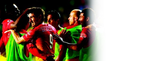 Héctor Mancilla (9) es felicitado por sus compañeros al anotar el tanto del triunfo y quedar solo en la cima de goleadores con 10.