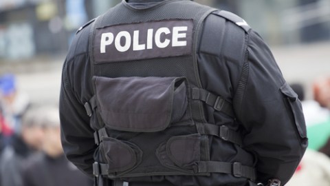 Cuando un oficial del Departamento de la Policía de Rockville Centre se le acercó, la fémina corrió hacia una acera y agredió con el cuchillo a la mujer.