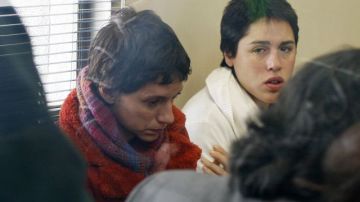 Las detenidas Natalia Guerra (d) y Carla Franchy (i), miembros de una secta que el pasado noviembre quemó vivo a un niño recién nacido, en el tribunal de Qulipué, Chile.