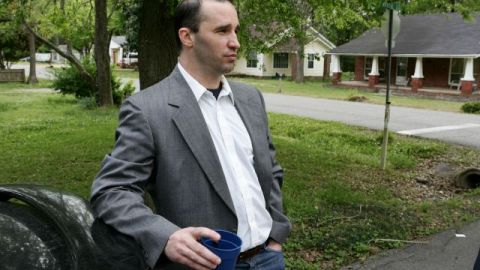 Una foto de archivo de James Everett Dutschke en el exterior de su residencia en Tupelo, Misisipi.