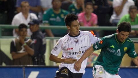 Jonny Magallón cubre el esférico ante la llegada de un jugador del Atlante en partido de la jornada 16 de la Liga MX.