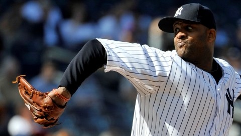 CC Sabathia  se dispone a realizar un lanzamiento ante los Azulejos de Toronto. El pitcher ayudaría en el triunfo de Nueva York..