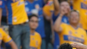 Leobardo López, autor del gol rayado, saluda a la afición de Tigres en El Volcán.