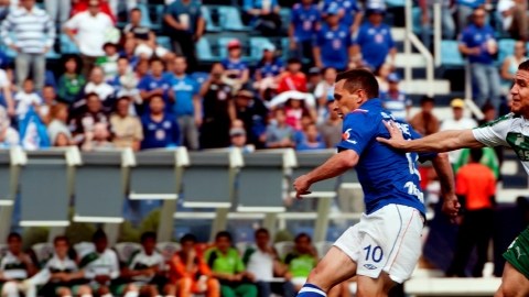 'Chaco' Giménez, en una de sus llegadas, se lleva la marca de Rafael Figueroa, del Santos, en la cancha del Azul.