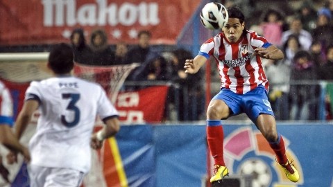 Falcao (izq.)  anota de cabeza para poner en ventaja al Atlético de Madrid, que no pudo  con la presión y perdió el derbi ante el Real Madrid.