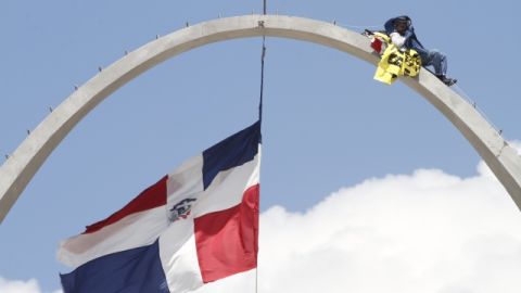 El médico Demetrio Wazard Gómez se subió al arco en  la Plaza de la Bandera alrededor de las 4:00 p.m. del viernes y allí se mantuvo hasta el mediodía de ayer.