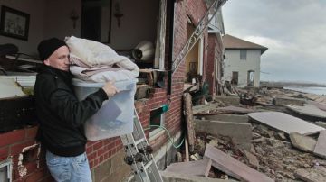 El huracán Sandy destruyó o dañó 305,000 viviendas en el estado de Nueva York, mientras que en Nueva Jersey dañó 346,000 viviendas.