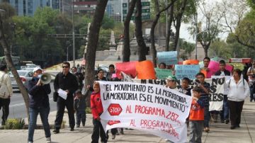 De frente a la izquierda Elvira Arellano dirige una manifestación de familias de repatriados frente a la embajada de Estados Unidos en México. Al fondo, su hijo Saúl.
