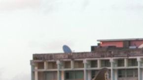 El presidente de Venezuela, Nicolás Maduro (centro), y el canciller de Cuba, Bruno Rodríguez (der.), durate una ceremonia en el monumento de José Martí en La Habana.