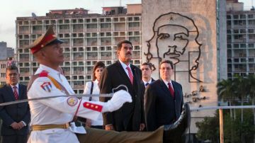 El presidente de Venezuela, Nicolás Maduro (centro), y el canciller de Cuba, Bruno Rodríguez (der.), durate una ceremonia en el monumento de José Martí en La Habana.