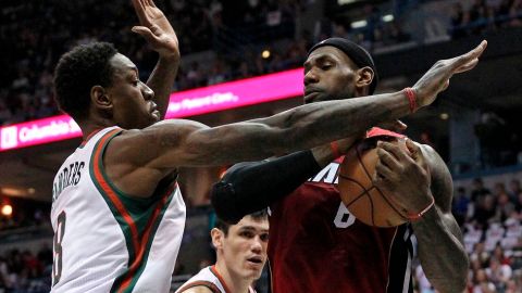 El delantero de los Heat, LeBron James (der.), durante el juego del domingo contra los Bucks de Milwaukee.
