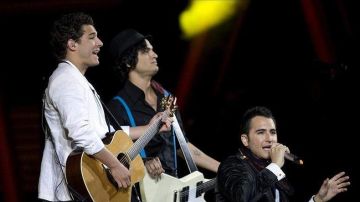El trío pop mexicano Reik durante una presentación.