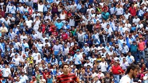 Jonathan Lacerda, del Puebla, ya empujó el balón al fondo de las redes para el  empate que permitirá al Puebla seguir en la Primera.