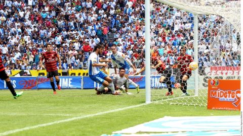 Jonathan Lacerda, del Puebla, ya empujó el balón al fondo de las redes para el empate que permitirá al Puebla seguir en la Primera.
