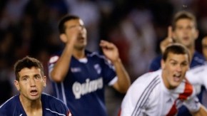 Éder Álvarez Balanta grita el gol  de River, pero la alegría se convirtió en decepción cuando  Quilmes lo empató a dos minutos del final.