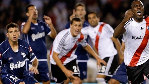 Éder Álvarez Balanta grita el gol  de River, pero la alegría se convirtió en decepción cuando  Quilmes lo empató a dos minutos del final.