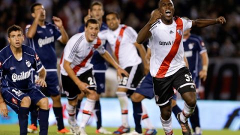 Éder Álvarez Balanta grita el gol  de River, pero la alegría se convirtió en decepción cuando  Quilmes lo empató a dos minutos del final.