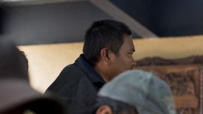 Carlos Jair González, de 29 años, da instrucciones a un migrante en el albergue Padre Chava de Tijuana, donde hay varios deportados.