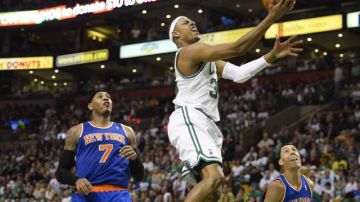 Paul Pierce (centro) convierte dos de sus 29 puntos para liderar a los Celtics a la victoria 97-90 sobre los Knicks en tiempo extra.