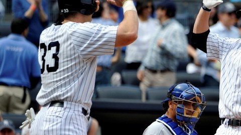 El primera base Lyle Overbay (.der) conectó un jonrón de dos carreras en la séptima entrada que dio a los Yankees el triunfo con que barrieron a Toronto.