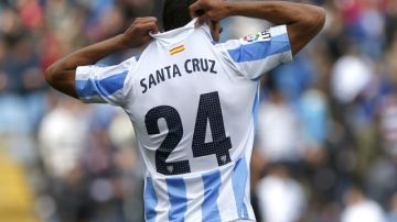 Roque Santa Cruz  celebra el primer  gol del  Málaga ante Getafe.
