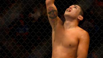 El peleador mexicano Erik 'Goyito' Pérez celebra su victoria por nocaut técnico a los 17 segundos sobre Ken Stone, en UFC 150 en Denver, el 11 de agosto pasado.
