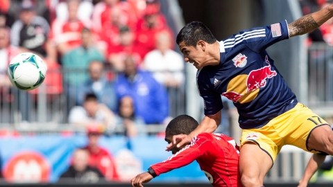 Tim Cahill (centro) marca el gol del triunfo 'torero' ante Toronto.