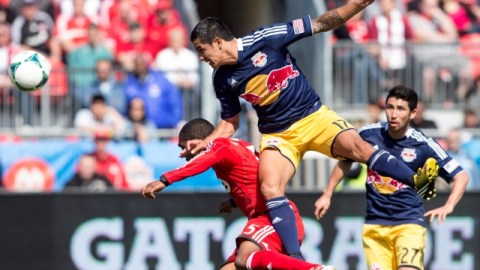 Tim Cahill (centro) marca el gol del triunfo 'torero' ante Toronto.