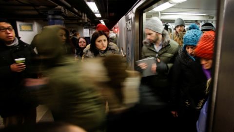 Mientras las autoridades indican que han aumentado las precauciones en el subway, los usuarios no creen que esto sea el motivo de la lentitud. "Siempre ha habido retrasos en los trenes... y es peor los fines de semana", dijo una hispana.