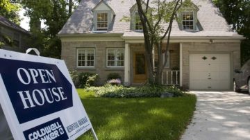 Un cartel anuncia la venta de una casa en Wilmette, Illinois.