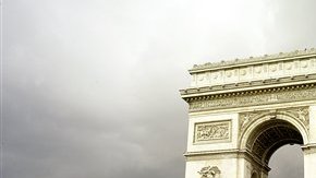 Además de un punto turírstico, es un centro víal importante de la capital de Francia