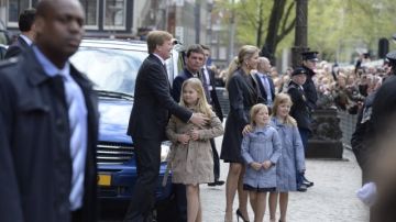 (De izda a dcha) el príncipe Guillermo Alejandro de Holanda posa junto a su hija Amalia, su mujer Maxima y sus otras dos hijas Ariane y Alexia a su llegada al Palacio Real en Ámsterdam (Holanda).