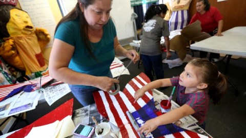 Rosa Villaseñor con su hijita de 4 años,  Sasha Carmen, pintan mariposas con los colores de la bandera de Estados Unidos para participar en la marcha del 1 de  mayo.