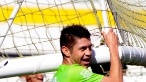 Así como ayuda a cargar la portería, Oribe Peralta (izq.) espera ayudar mañana a Santos en el Tec.