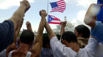 Opositores a la presencia de la Marina de los EE.UU. en Vieques, orando en San Juan en el 2001.