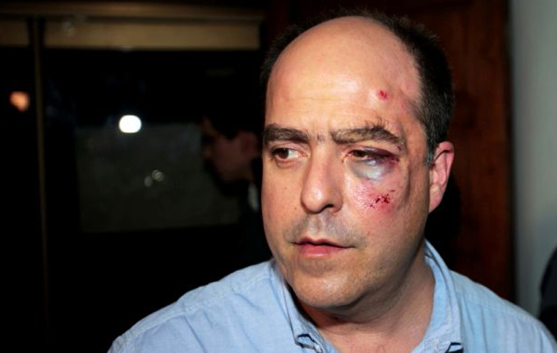 El diputado opositor Julio Borges  fue uno de los diputados opositores golpeados en la sesión de de la Asamblea Nacional, en Caracas, Venezuela).