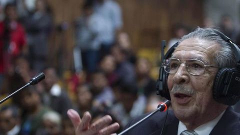 El exgeneral José Efraín Ríos Montt (c) habla hoy en la Corte Suprema de Ciudad de Guatemala.
