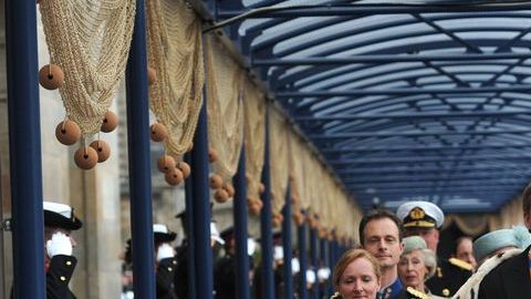 Máxima (azul) camina del brazo de su esposo, el rey Guillermo Alejandro de Holanda.