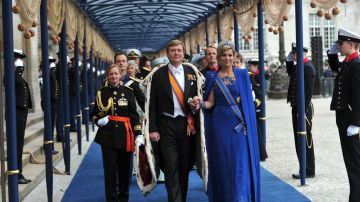 Máxima (azul) camina del brazo de su esposo, el rey Guillermo Alejandro de Holanda.