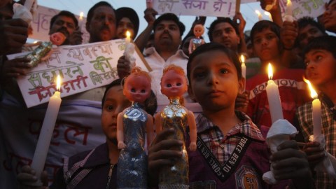 Familias completas han participado en las manifestaciones contra las violaciones sexuales a menores en India.